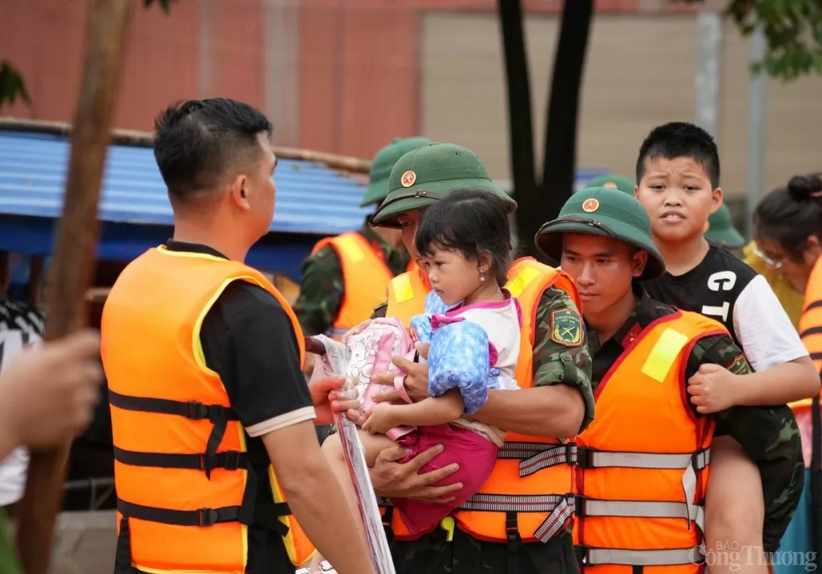 Tình quân dân trong cơn lũ dữ: ‘Sau này hết ngập nước, mời bộ đội đến ăn cơm'