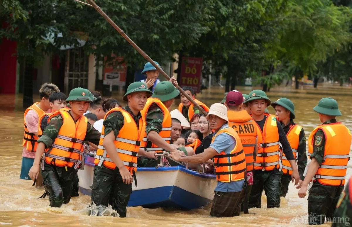 Chạy đua 'giải cứu' người dân khỏi rốn lũ ở Thái Nguyên