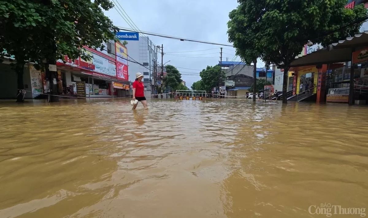 Chạy đua 'giải cứu' người dân khỏi rốn lũ ở Thái Nguyên