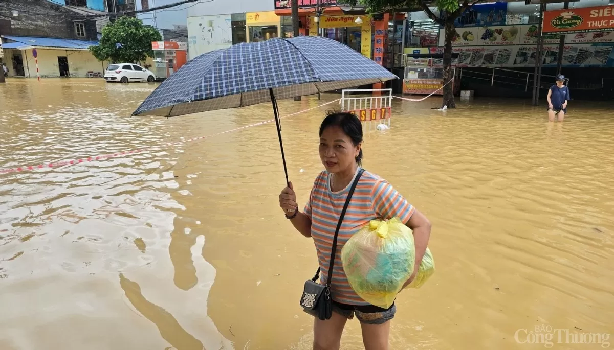 Chạy đua 'giải cứu' người dân khỏi rốn lũ ở Thái Nguyên