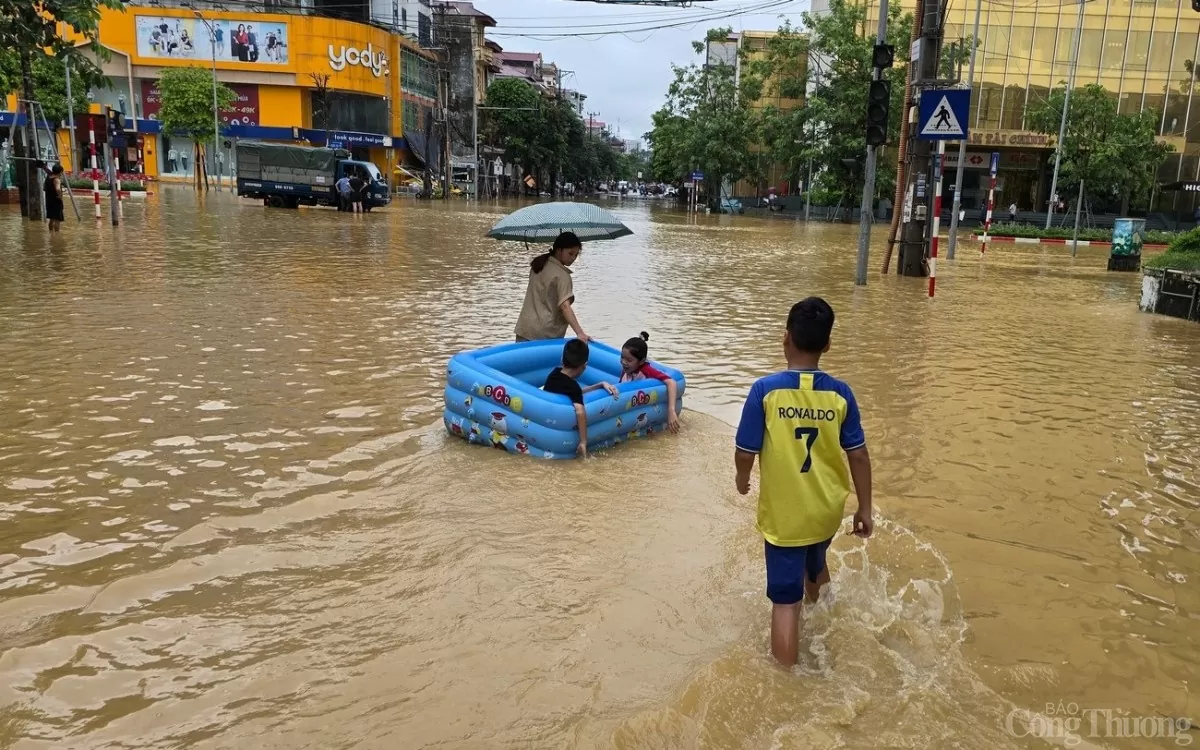 Chạy đua 'giải cứu' người dân khỏi rốn lũ ở Thái Nguyên Chạy đua 'giải cứu' người dân khỏi rốn lũ ở Thái Nguyên