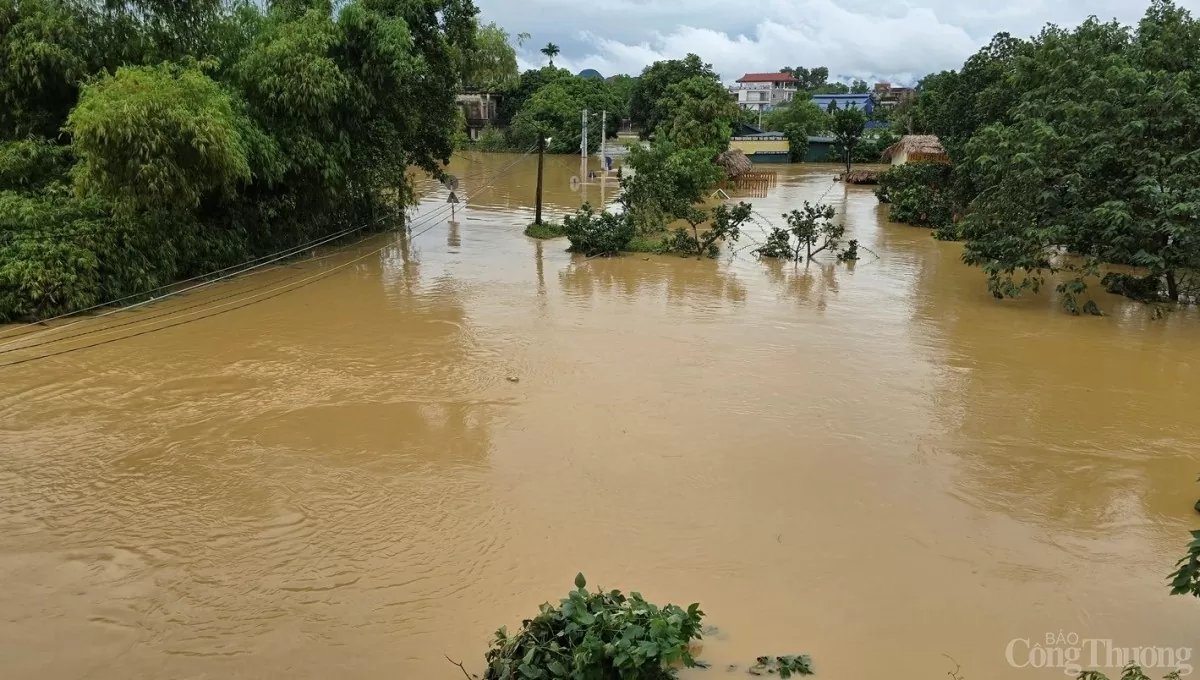 Chạy đua 'giải cứu' người dân khỏi rốn lũ ở Thái Nguyên