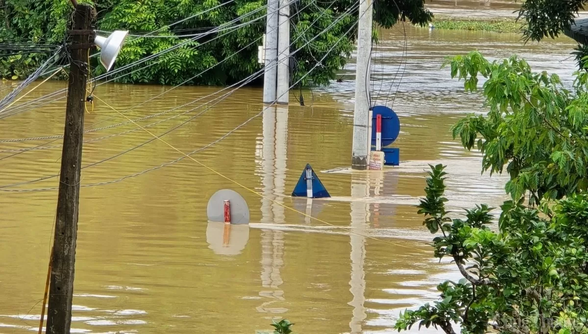 Chạy đua 'giải cứu' người dân khỏi rốn lũ ở Thái Nguyên Chạy đua 'giải cứu' người dân khỏi rốn lũ ở Thái Nguyên