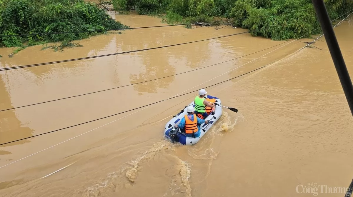 Chạy đua 'giải cứu' người dân khỏi rốn lũ ở Thái Nguyên Chạy đua 'giải cứu' người dân khỏi rốn lũ ở Thái Nguyên