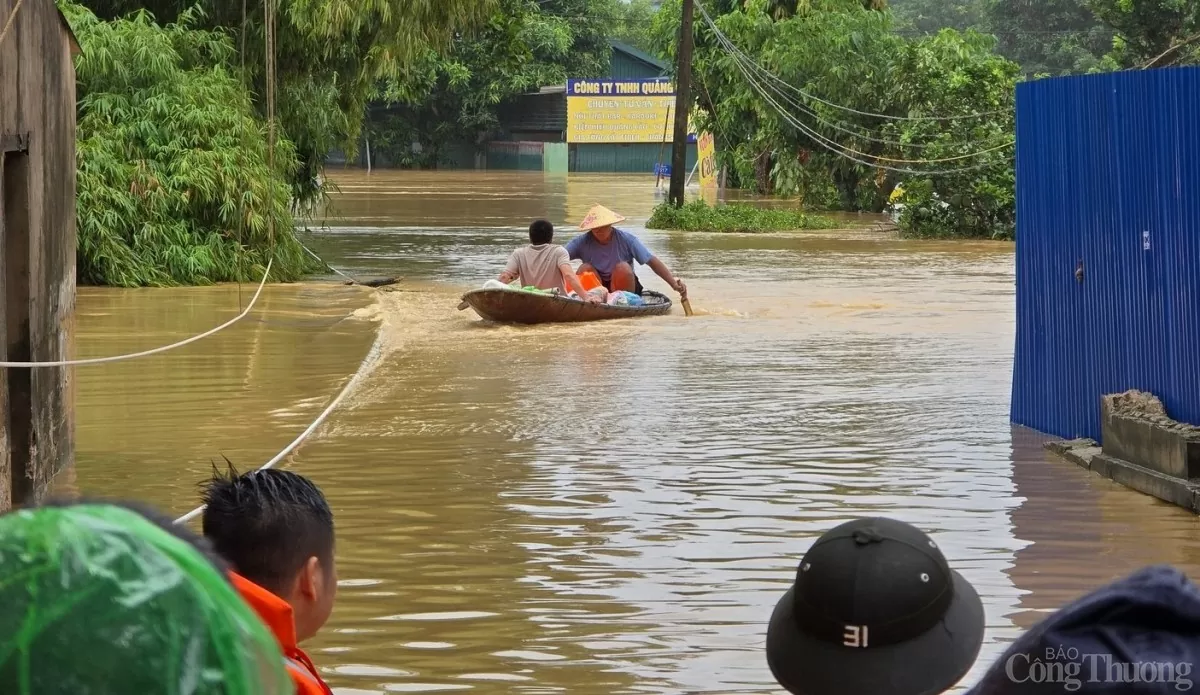 Chạy đua 'giải cứu' người dân khỏi rốn lũ ở Thái Nguyên