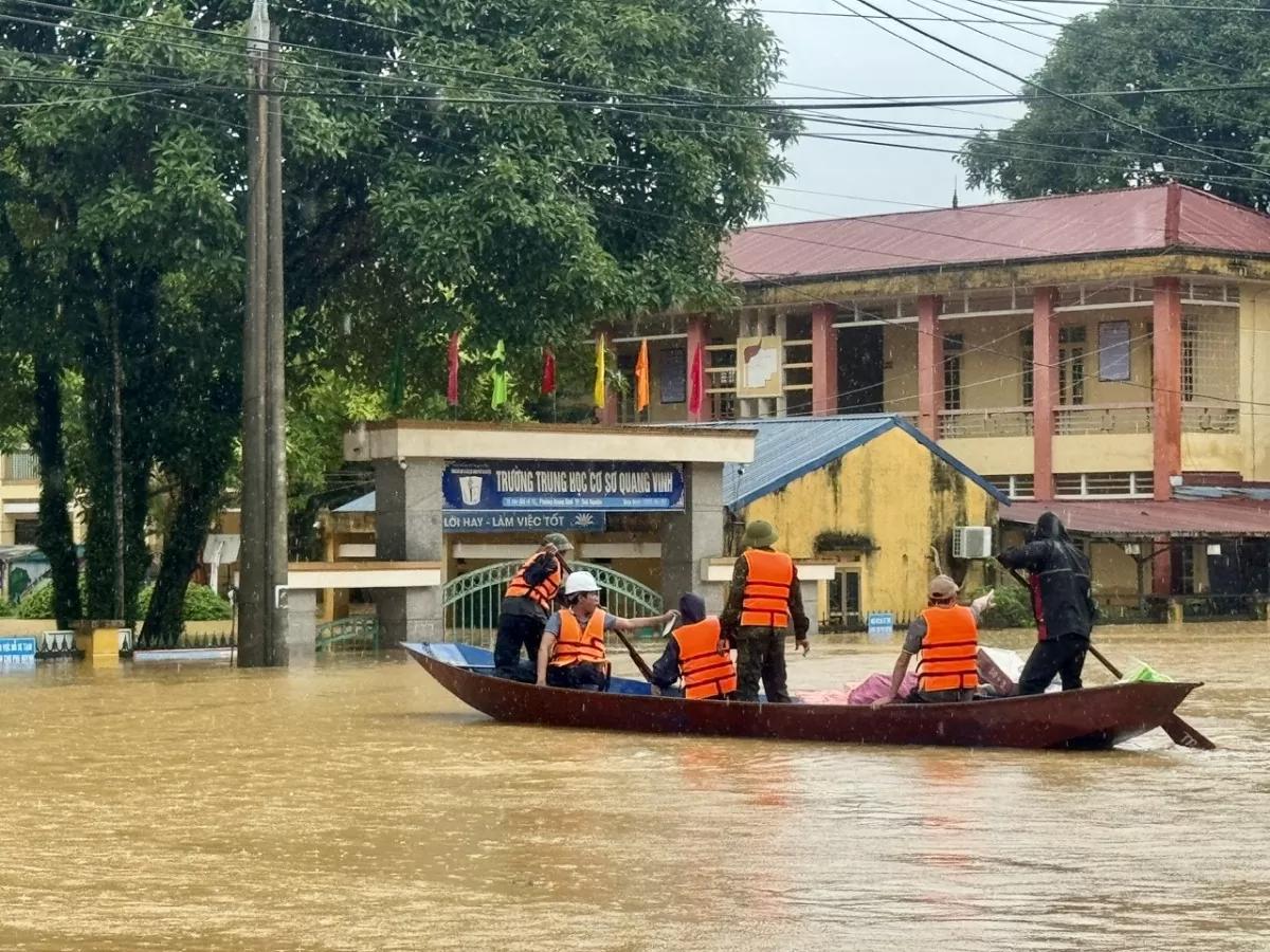 Chạy đua 'giải cứu' người dân khỏi rốn lũ ở Thái Nguyên