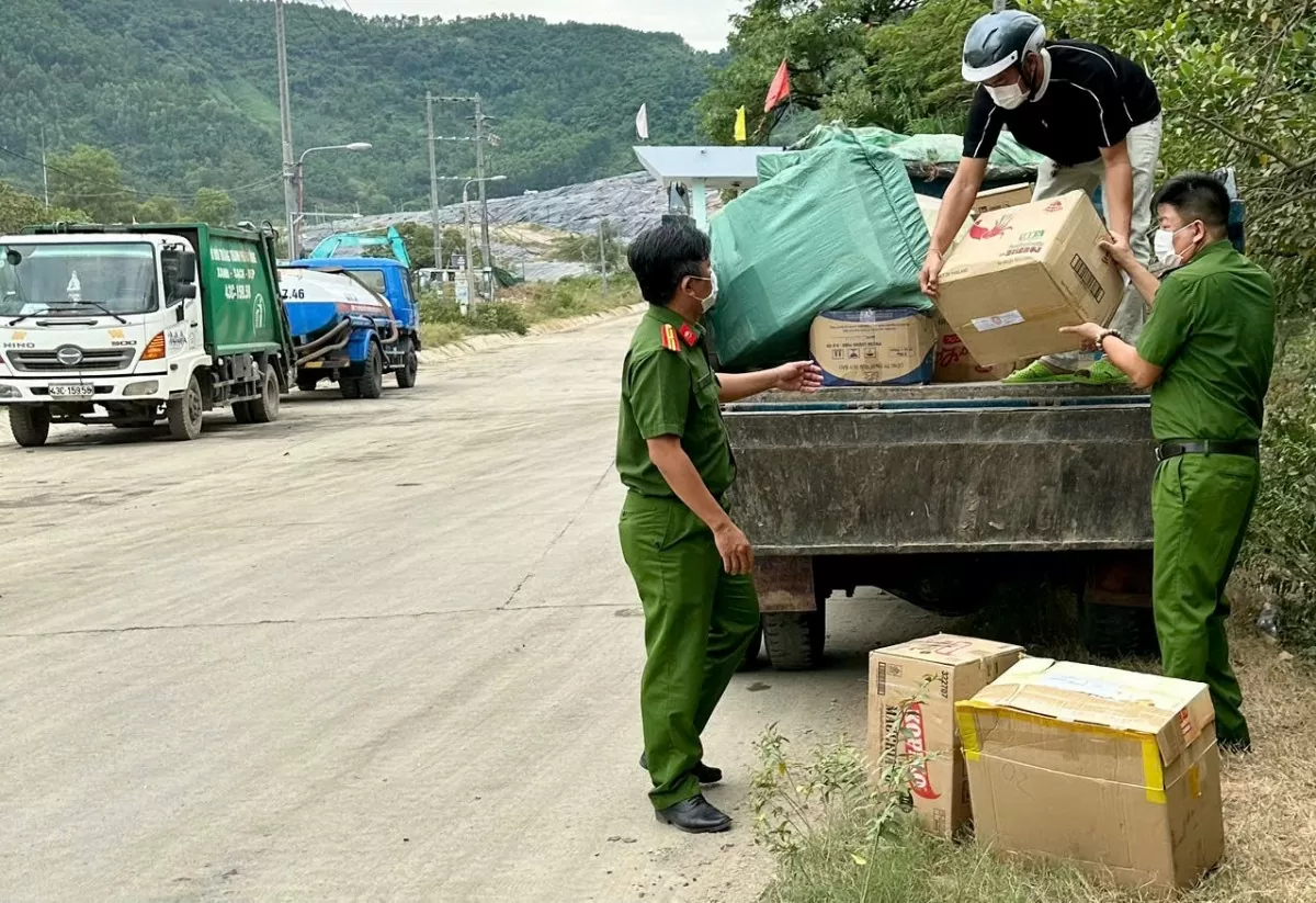 Công an TP. Đà Nẵng tiêu hủy gần 10.000 bánh trung thu không rõ nguồn gốc, không đảm bảo an toàn thực phẩm