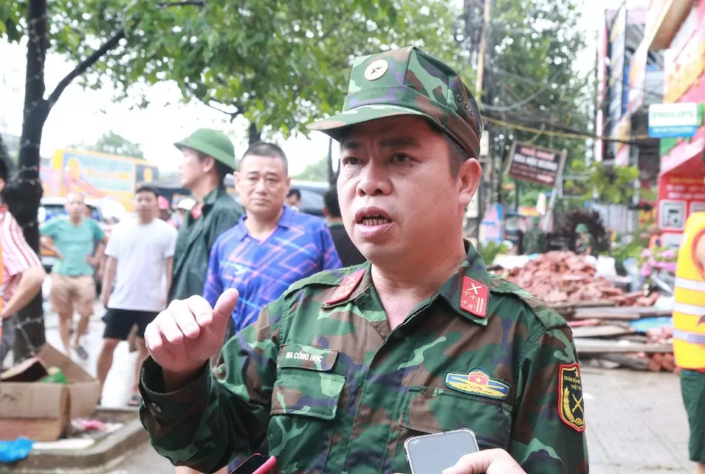 Tình quân dân trong cơn lũ dữ: ‘Sau này hết ngập nước, mời bộ đội đến ăn cơm'