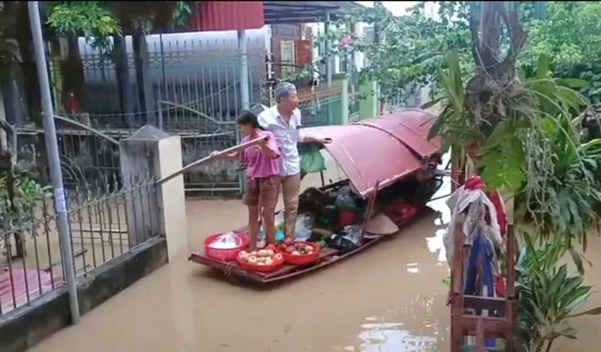 Ninh Bình: Nước lũ dâng cao, gần 700 hộ dân phải dùng thuyền để đi lại