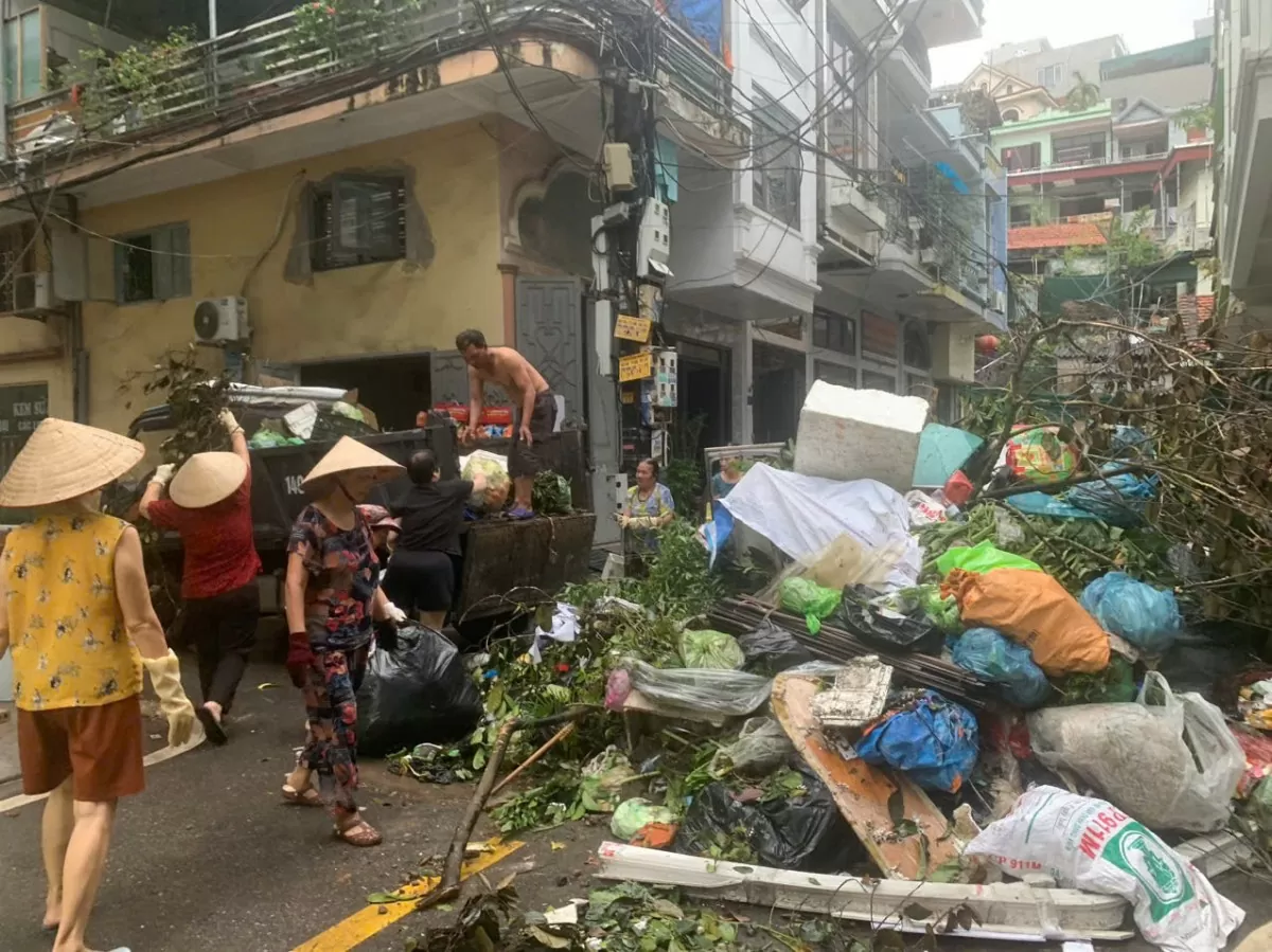 Quảng Ninh: Khách Tây và người dân xuyên đêm khắc phục hậu quả mưa bão số 3