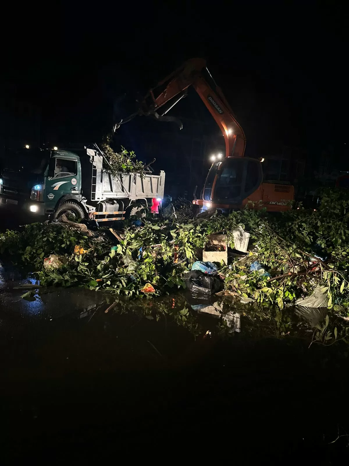 Quảng Ninh: Khách Tây và người dân xuyên đêm khắc phục hậu quả mưa bão số 3