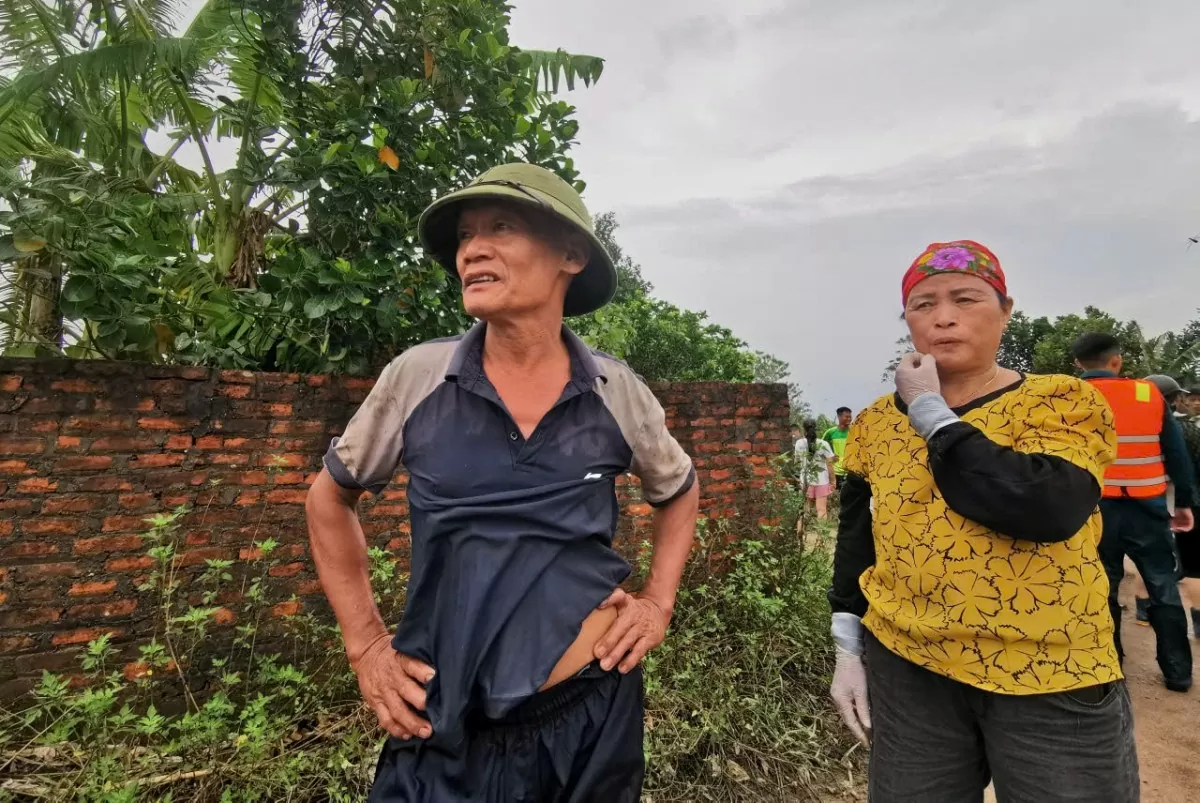 Cả thôn ở Hà Nội lái xuồng máy giải cứu hàng ngàn con lợn bơi trong dòng lũ