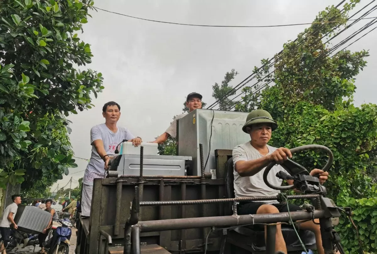 Nước lũ dâng cao, hàng trăm người dân ở Đan Phượng tất bật di chuyển đồ đạc vào cùng an toàn (Ảnh: Bảo An)