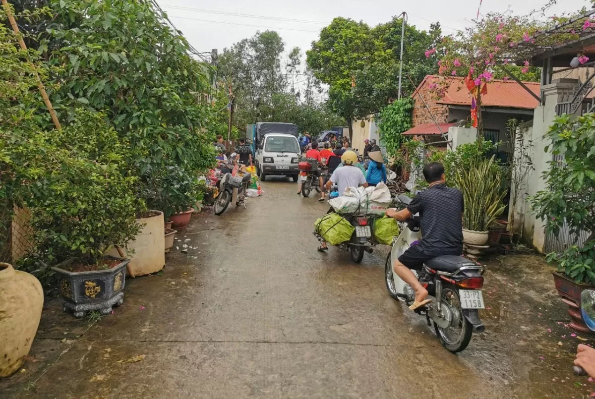 Theo người dân địa phương, chưa bao giờ đường làng, ngõ xóm xe cộ đi lại đông như ngày hôm nay. Từng đoàn xe chạy lũ hối hả tháo chạy khi nước sông Hồng dâng cao.