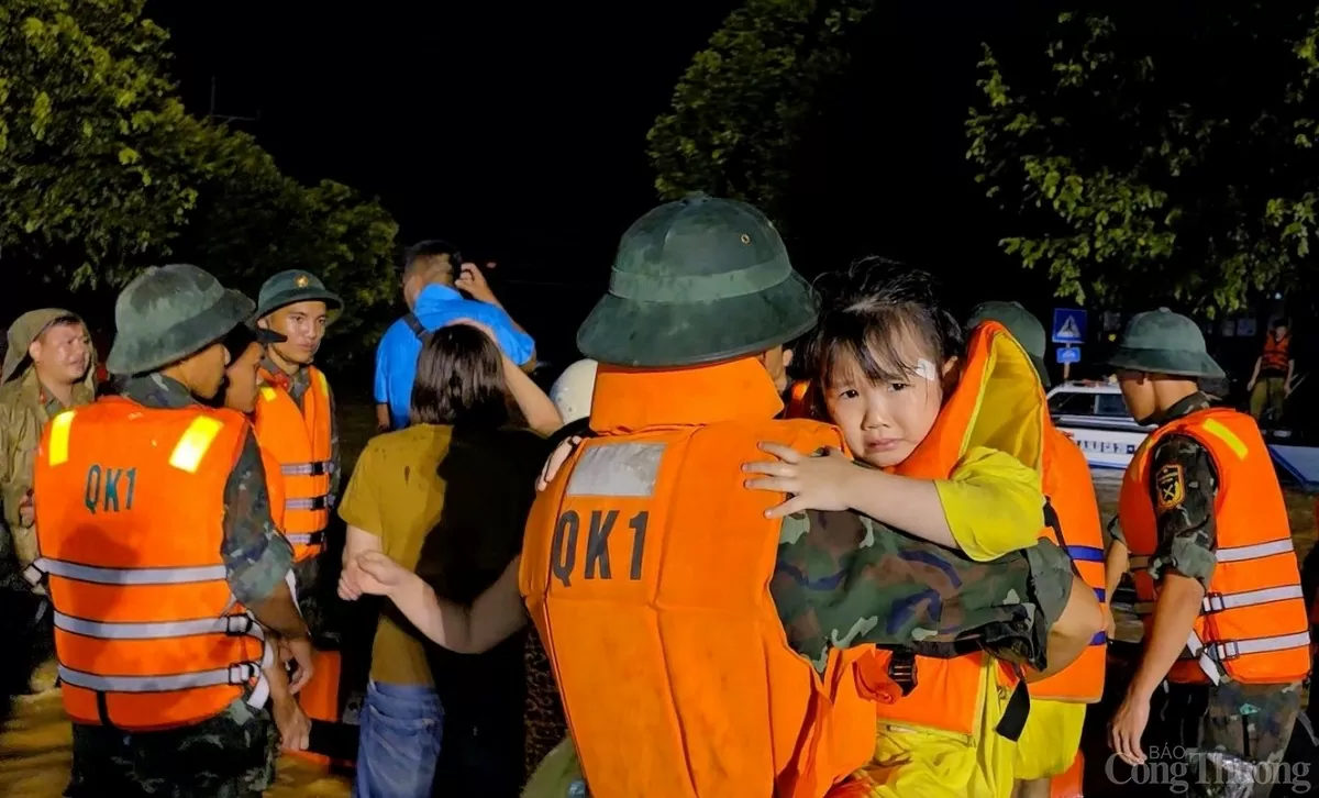 Tình quân dân trong cơn lũ dữ: ‘Sau này hết ngập nước, mời bộ đội đến ăn cơm'