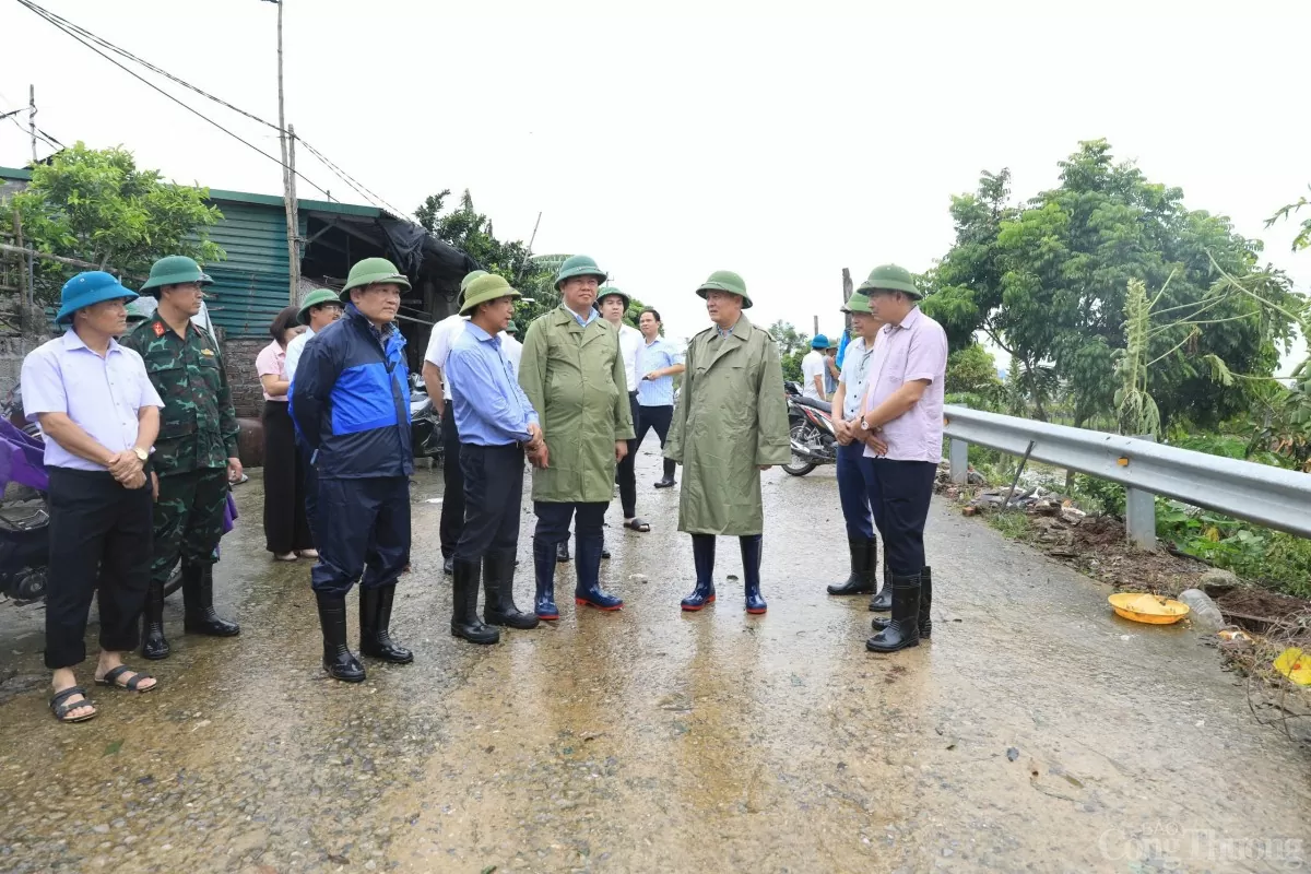 Chủ tịch HĐND TP. Hà Nội Nguyễn Ngọc Tuấn kiểm tra các tuyến đê tại huyện Thường Tín