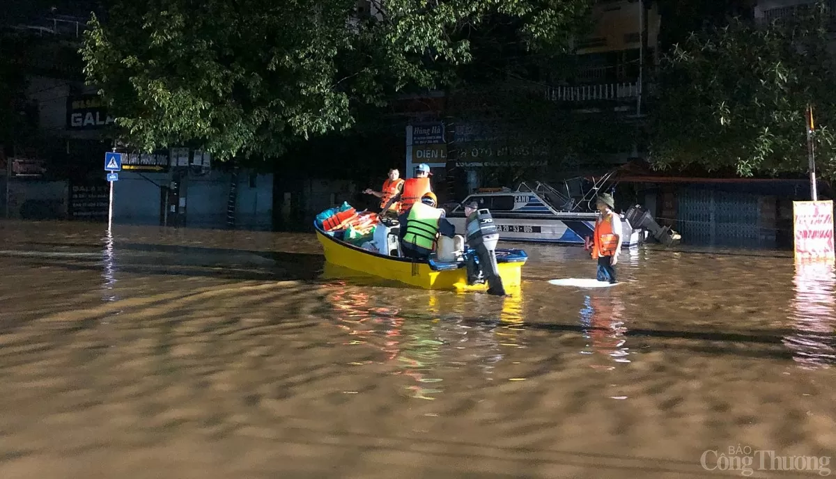 Nước lũ rút ở Thái Nguyên, thuyền chùa Hương chi viện Yên Bái