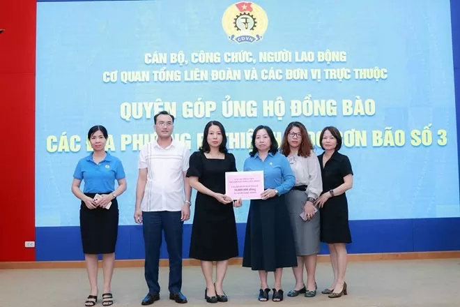 Phó Chủ tịch Thường trực Tổng LĐLĐVN Thái Thu Xương (thứ 3, từ phải sang) nhận quyên góp ủng hộ đồng bào bị thiệt hại do bão số 3 từ các đơn vị. Ảnh: Hải Nguyễn