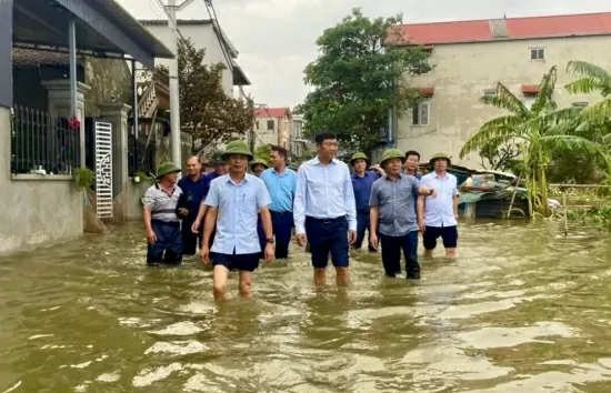 Nước lũ cô lập hơn 100 hộ dân tại Hà Nội