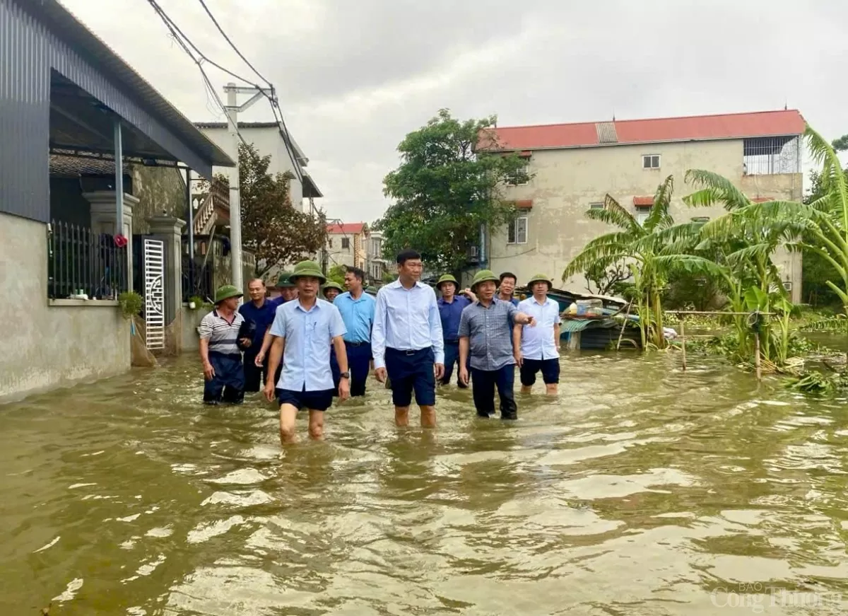 Nước lũ cô lập hơn 100 hộ dân tại Hà Nội