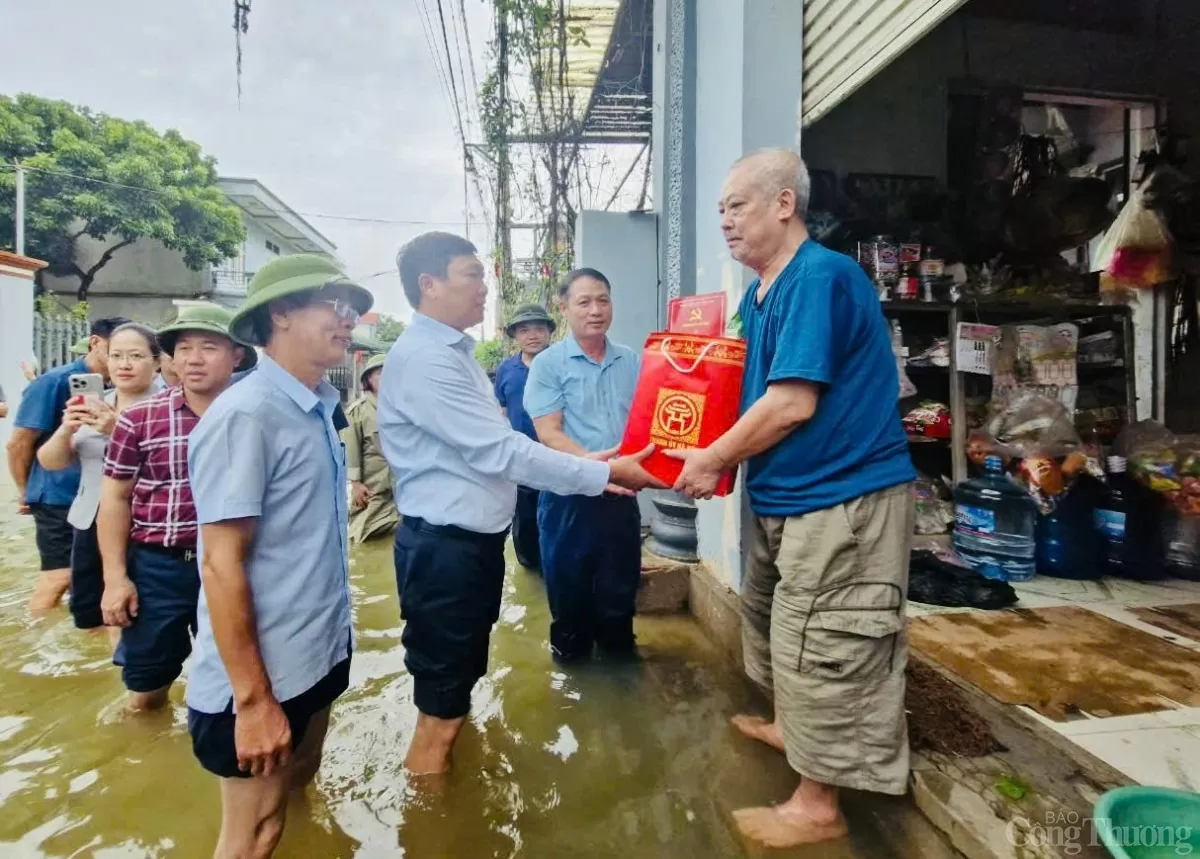 Nước lũ cô lập hơn 100 hộ dân tại Hà Nội