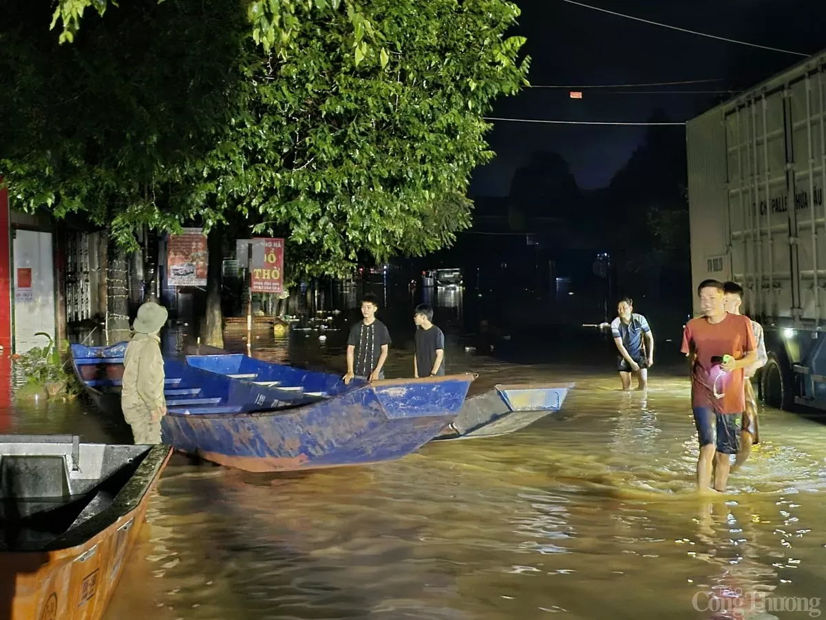 Nước lũ rút ở Thái Nguyên, thuyền chùa Hương chi viện Yên Bái