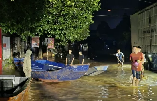 Nước lũ rút ở Thái Nguyên, thuyền chùa Hương chi viện Yên Bái