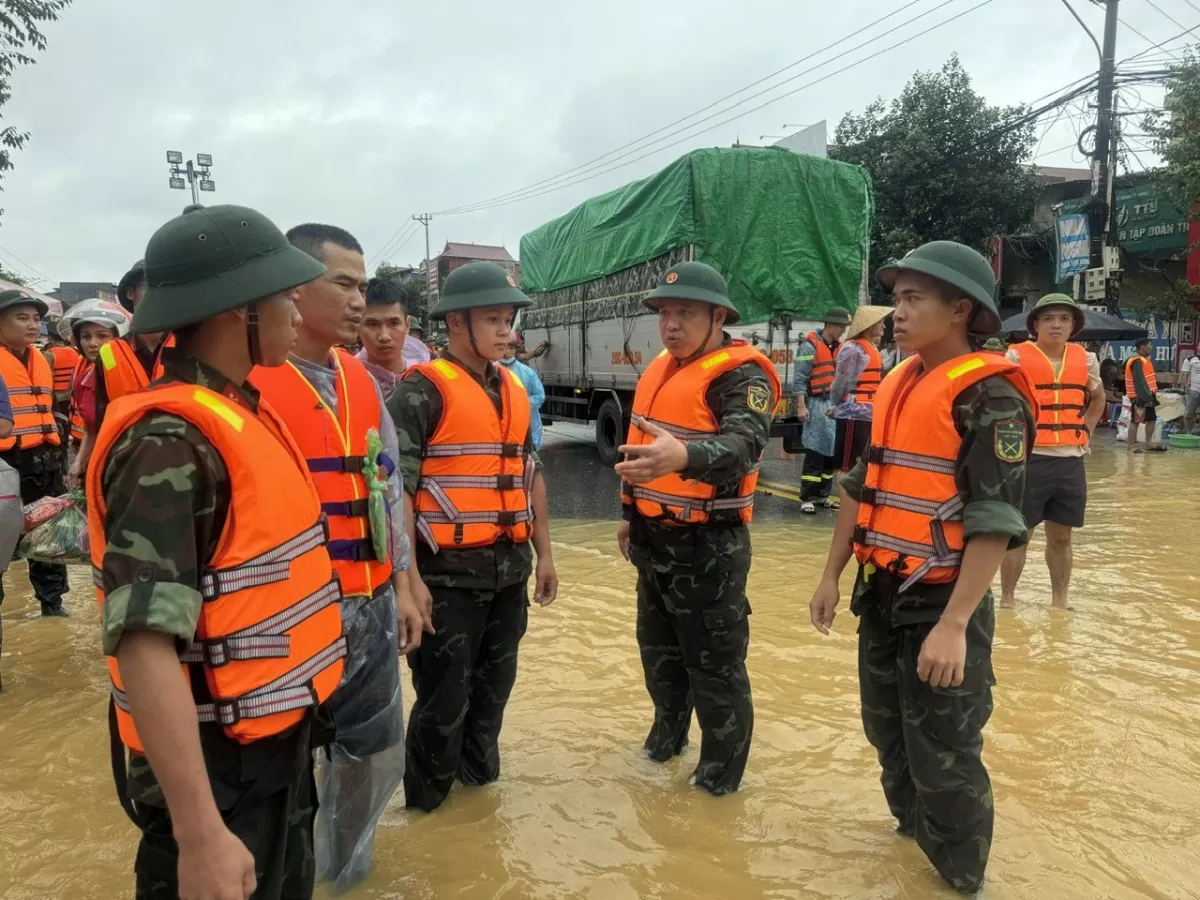 Tình quân dân trong cơn lũ dữ: ‘Sau này hết ngập nước, mời bộ đội đến ăn cơm'