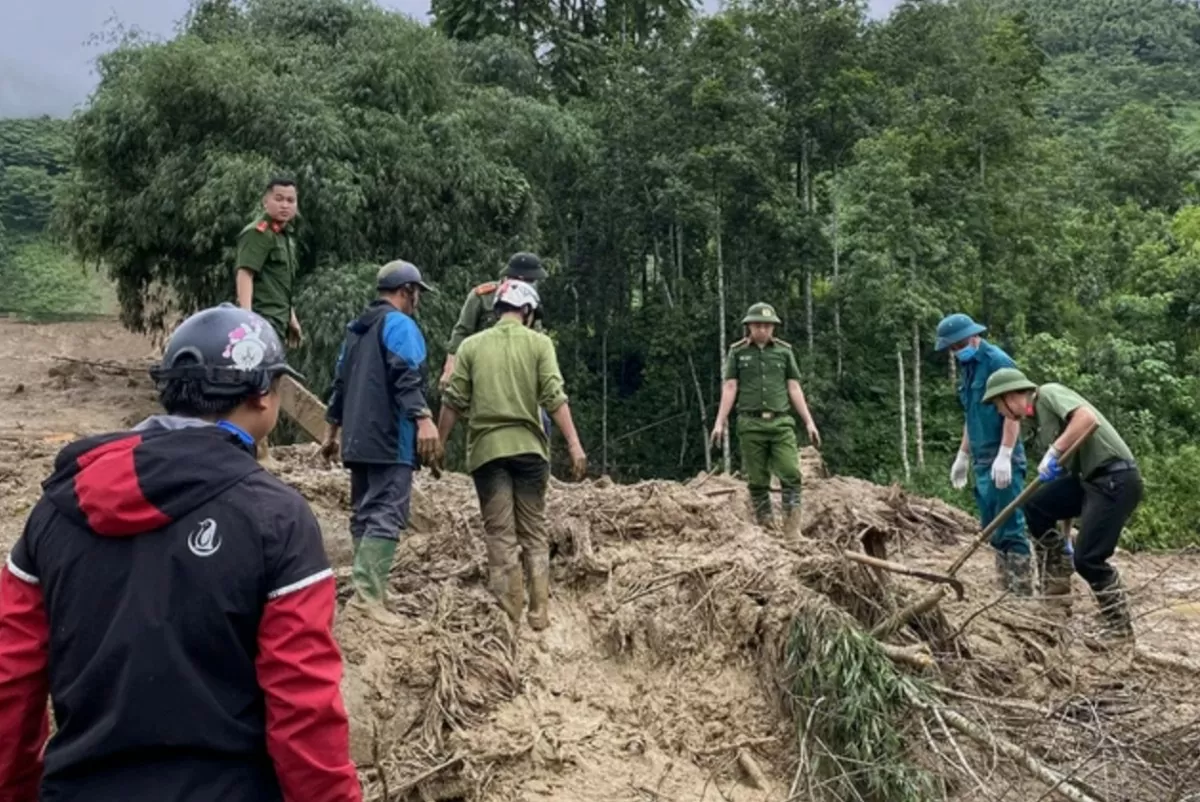 Khẩn trương tìm kiếm nạn nhân trong trận lũ quét kinh hoàng tại thôn Làng Nủ (xã Phúc Khánh, huyện Bảo Yên, tỉnh Lào Cai) vùi lấp 35 hộ gia đình với 128 nhân khẩu. Ảnh: Báo Lào Cai