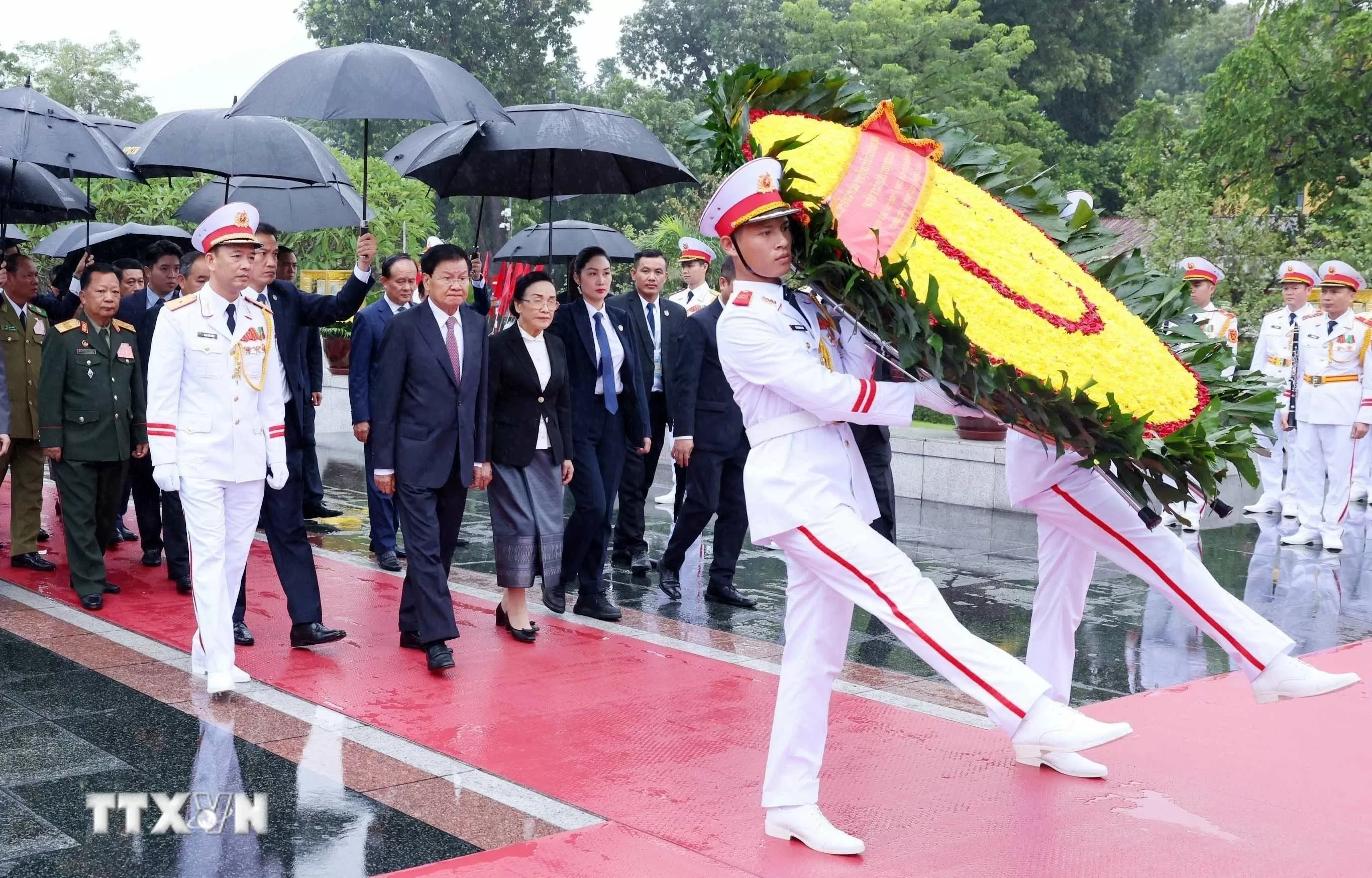 Tổng Bí thư, Chủ tịch nước Lào viếng Chủ tịch Hồ Chí Minh, tưởng niệm Anh hùng liệt sỹ