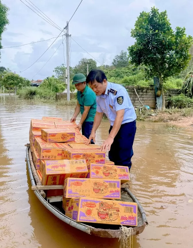 Cục Quản lý thị trường Lạng Sơn chung tay hỗ trợ người dân vùng lũ