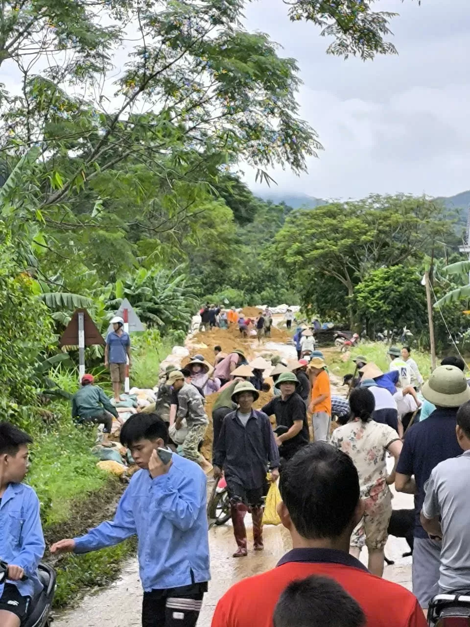 Cập nhật: Toàn cảnh tình hình các địa phương gồng mình chống mưa lũ, ngập lụt, sạt lở