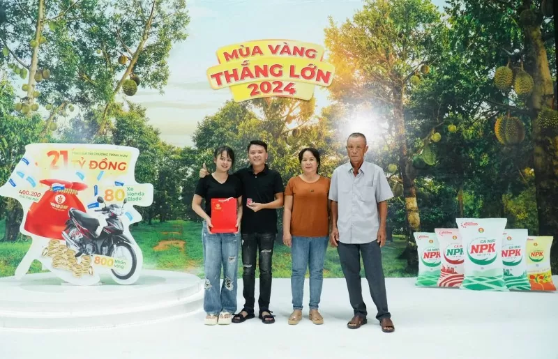 Anh Trịnh Thế Vinh cùng gia đình hân hoan trúng lớn trong buổi ghi hình Livestream Quay số may mắn đợt 6