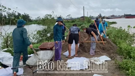 Nam Định: Nước sông Ninh Cơ dâng cao, tràn nước đê bối xã Phương Định