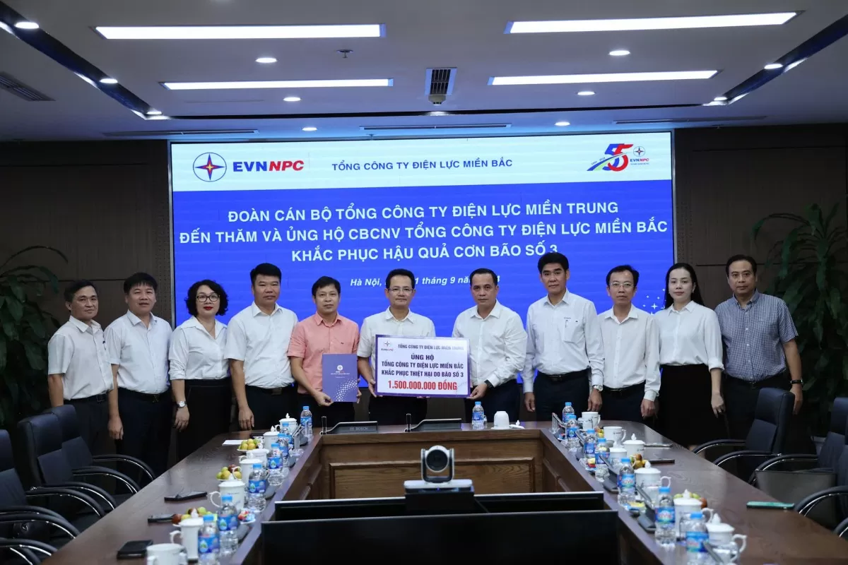 Bí thư Đảng ủy, Chủ tịch HĐTV EVNCPC Nguyễn Thanh trao 1,5 tỷ đồng hỗ trợ EVNNPC khắc phục hậu quả do bão số 3