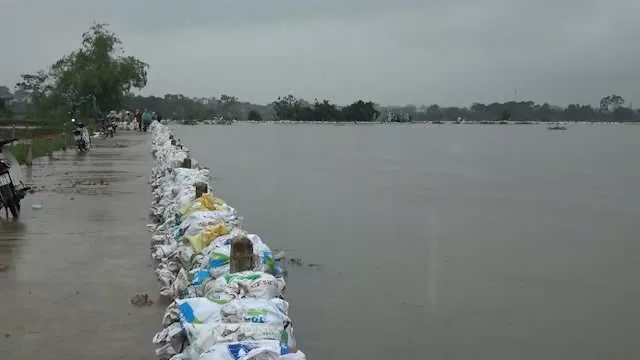 Hàng trăm người dân, bộ đội đào đất đắp đê chống tràn trên sông Tích