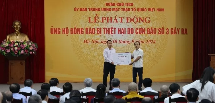 Phó Tổng Giám đốc Petrolimex Nguyễn Đình Dương trao 5 tỷ đồng trong lễ phát động tại Hà Nội