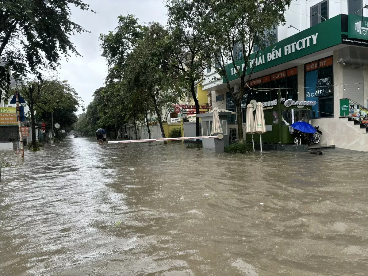 Hà Nội tiếp tục mưa lớn, nhiều tuyến phố và khu đô thị chìm trong biển nước