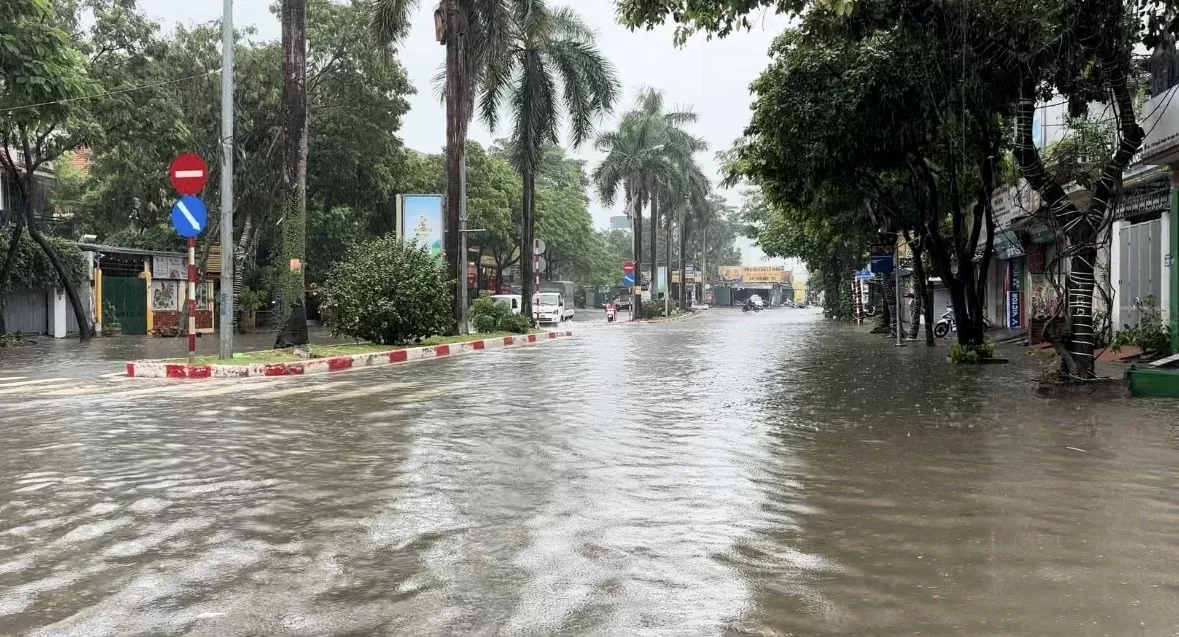 Hà Nội tiếp tục mưa lớn, nhiều tuyến phố và khu đô thị chìm trong biển nước