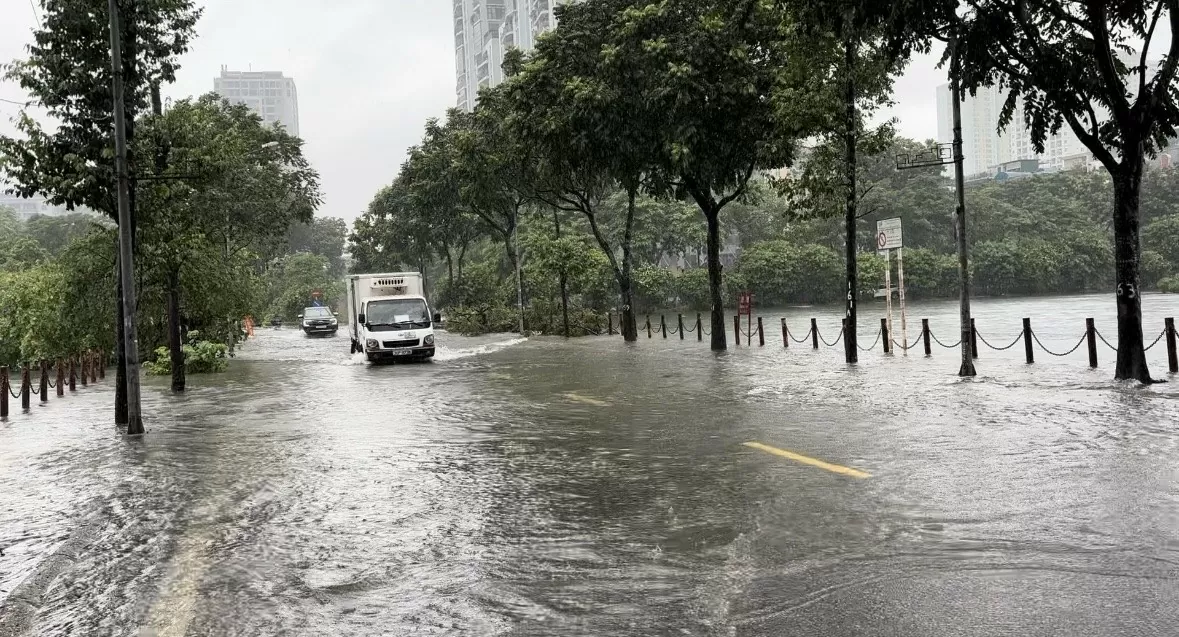 Hà Nội tiếp tục mưa lớn, nhiều tuyến phố và khu đô thị chìm trong biển nước