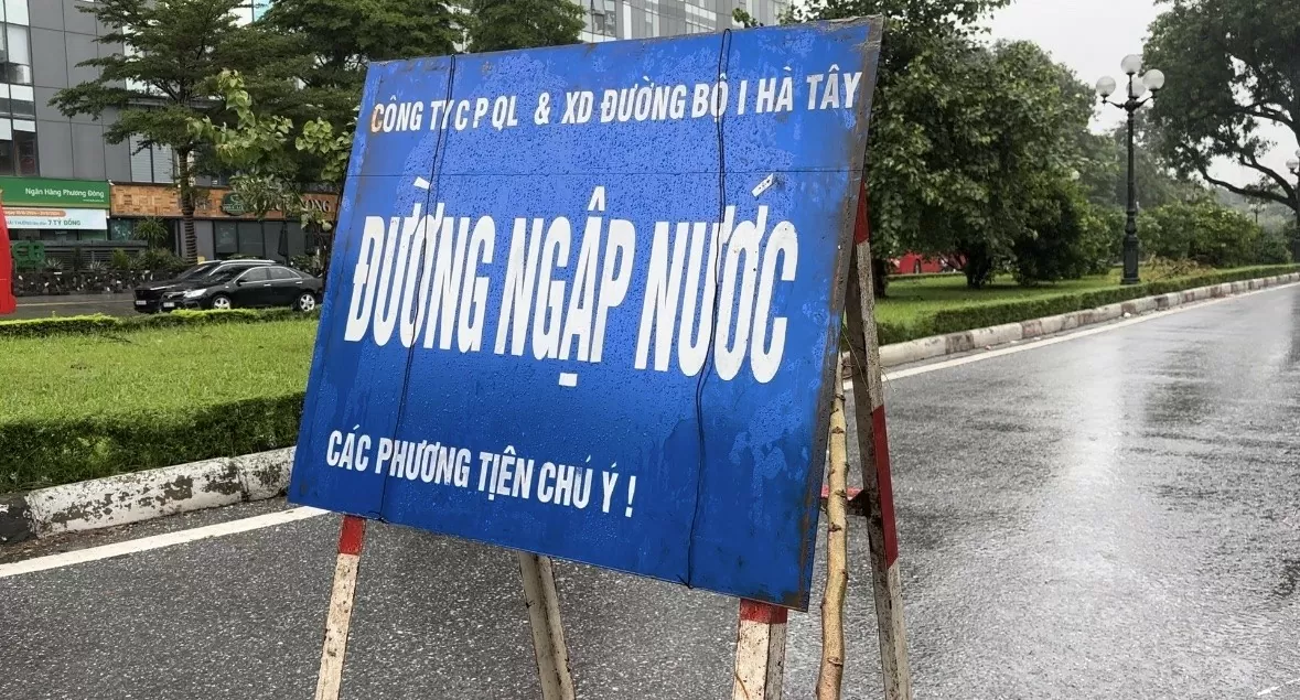 Hà Nội tiếp tục mưa lớn, nhiều tuyến phố và khu đô thị chìm trong biển nước