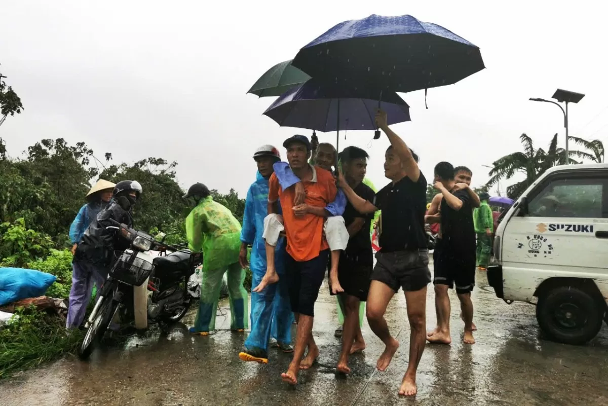 Chạy lũ ở Hà Nội: ‘Nước lên quá nhanh, tôi kẹt giữa sông Hồng khóc cùng đàn lợn’