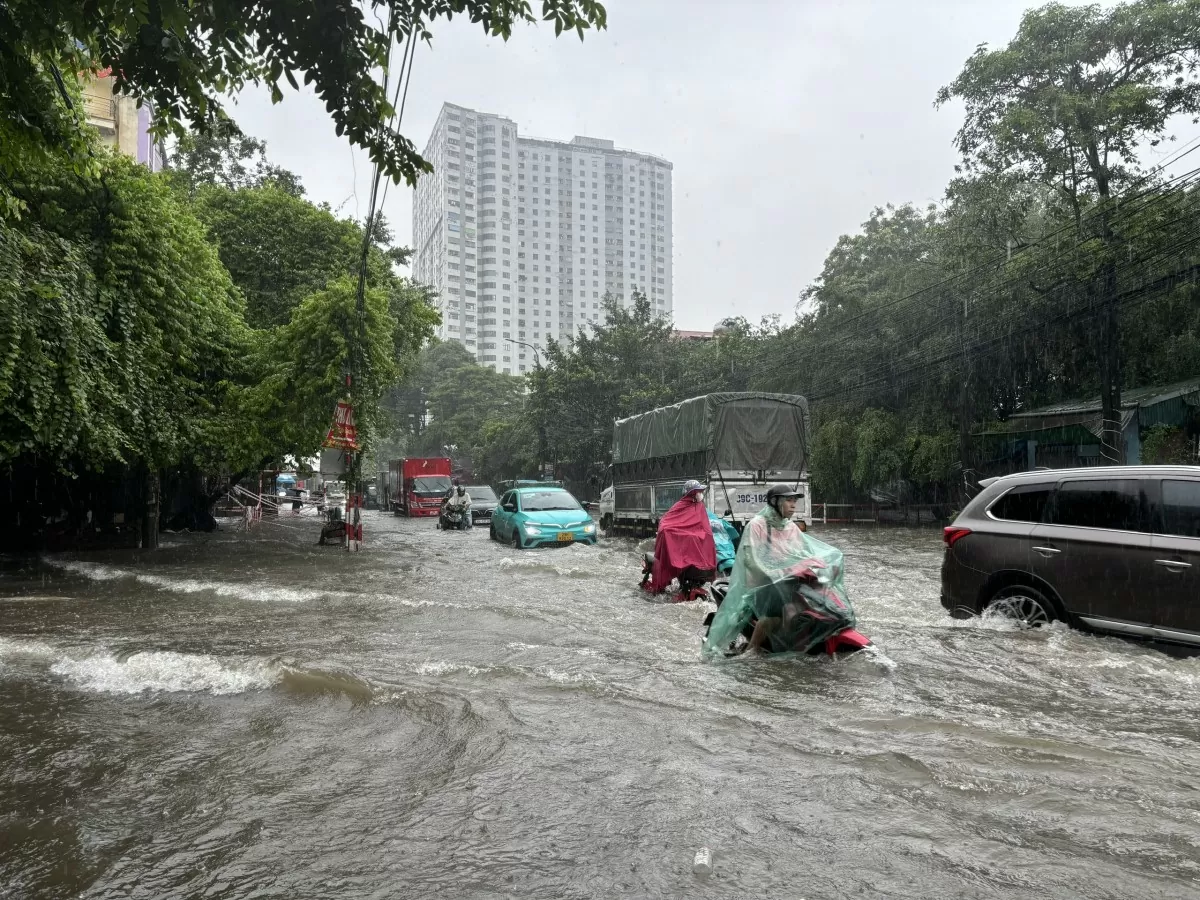 Hà Nội tiếp tục mưa lớn, nhiều tuyến phố và khu đô thị chìm trong biển nước