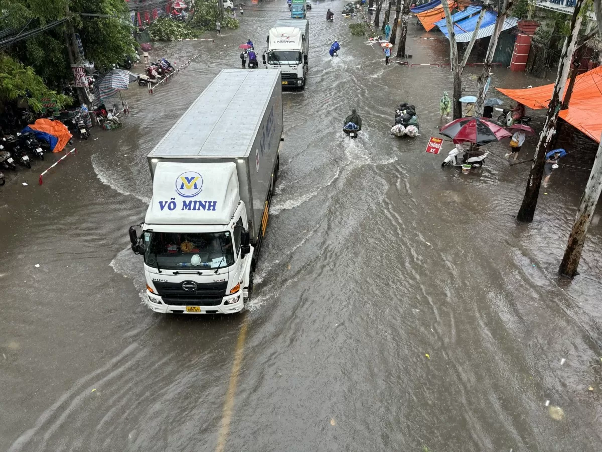 Hà Nội tiếp tục mưa lớn, nhiều tuyến phố và khu đô thị chìm trong biển nước