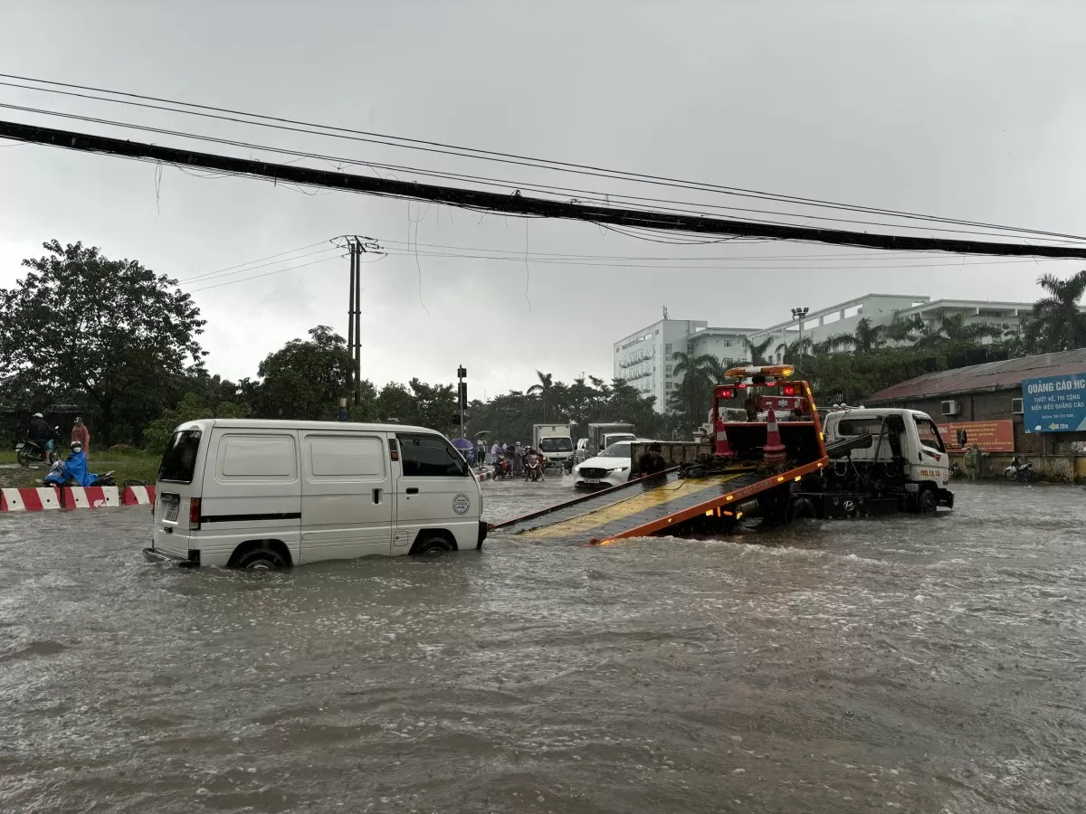 Hà Nội tiếp tục mưa lớn, nhiều tuyến phố và khu đô thị chìm trong biển nước