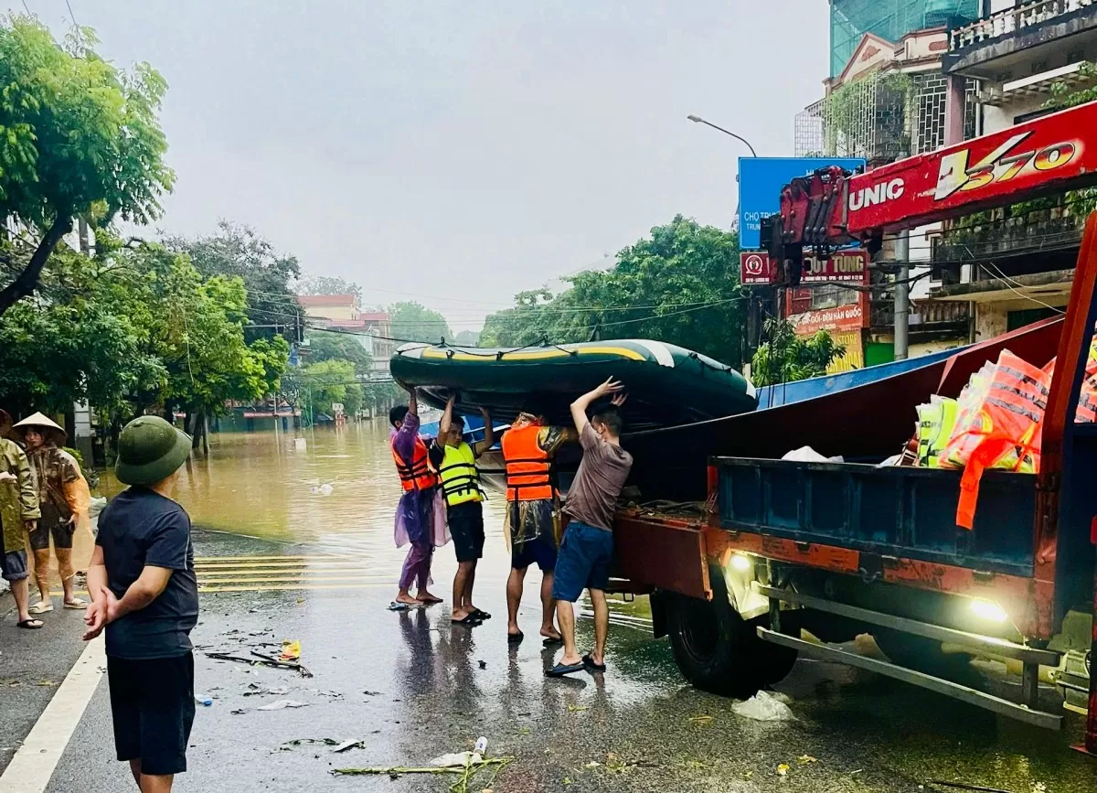 Thái Nguyên: Trắng đêm đưa người dân ra khỏi vùng lũ