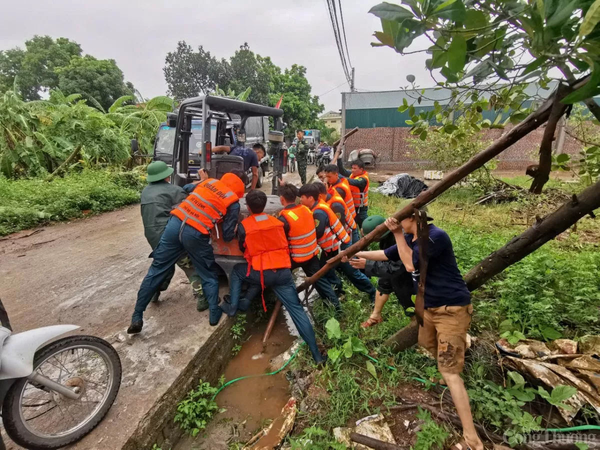 Thái Nguyên: Trắng đêm đưa người dân ra khỏi vùng lũ