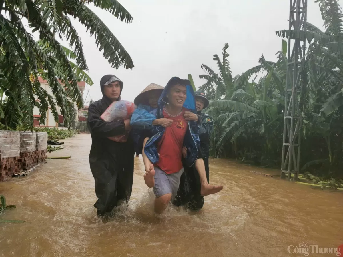 Thái Nguyên: Trắng đêm đưa người dân ra khỏi vùng lũ