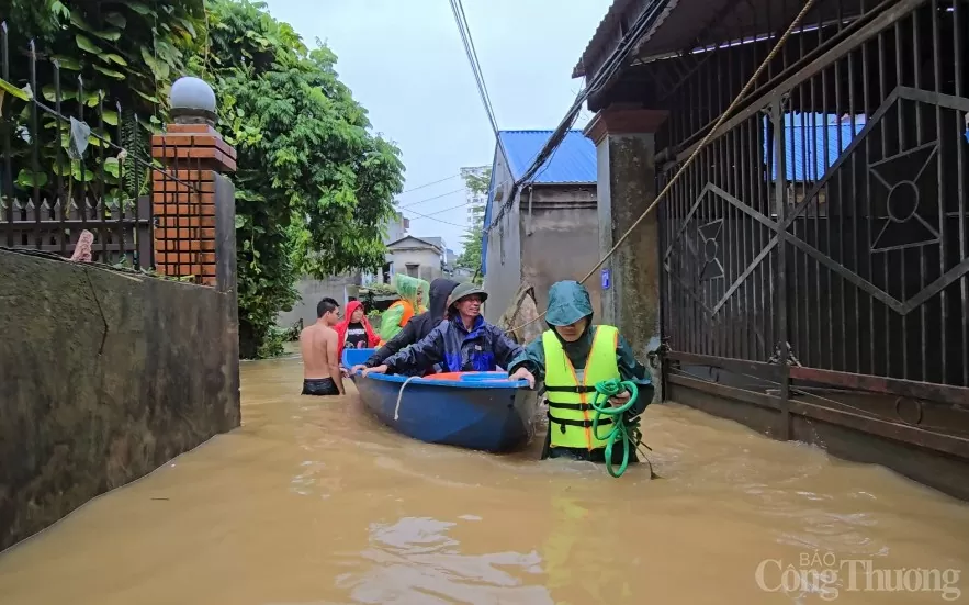 Người dân Thái Nguyên hối hả dọn dẹp nhà cửa sau trận lũ lịch sử