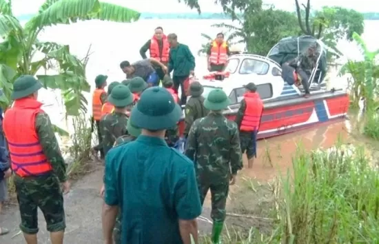 Công an Phú Thọ dùng xuồng máy giữa dòng lũ tìm người bỏ trốn không chấp hành qui định chống thiên tai